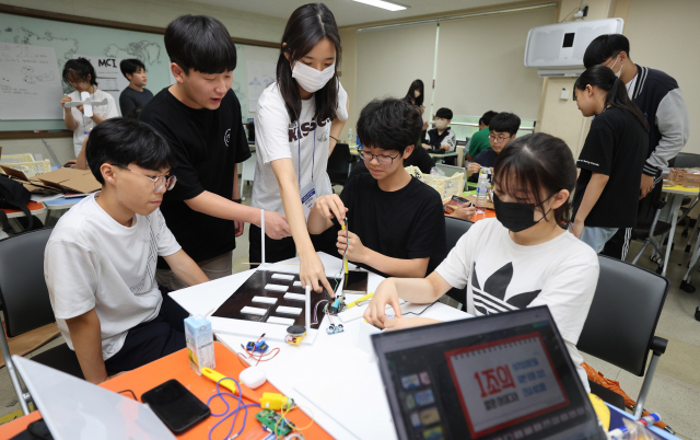 예비 중1 학생들은 자신의 공부 일정 등을 스스로 고민하고 해결하는 노력이 필요하다. 자기 주도적인 학습을 위한 습관을 들이는 것은 매우 중요하다. 지난해 부산 부산진구 한국과학영재학교에서 중학교 영재교육 학생 100명을 대상으로 열린 ‘중학교 영재교육대상자 상상 실현 캠프’ 모습. 이재찬 기자 chan@