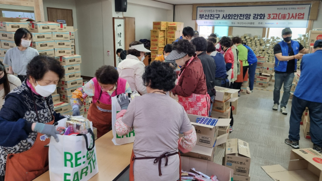 부산 부산진구 ‘찾아가는 진구네 곳간’ 사업 자원봉사자들이 이웃들에게 전달할 생필품·식료품 꾸러미를 만들고 있다. 부산진구청 제공