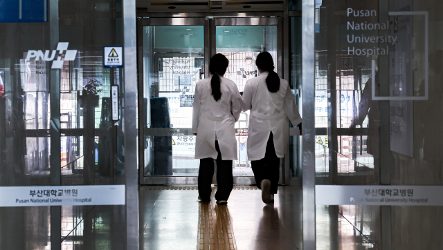 정부의 의과대학 정원 확대 방침에 반발해 부산 지역 주요 병원 전공의들이 사직서를 제출하는 등 반발하고 있다. 19일 부산 서구 부산대학교병원에서 의사들이 지나가고 있다. 김종진 기자 kjj1761@