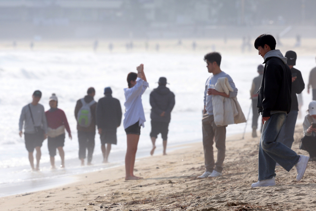 19일 오후 부산 해운대해수욕장에서 시민들이 즐거운 시간을 보내고 있다. 연합뉴스