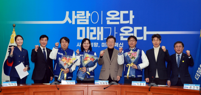 더불어민주당 이재명 대표가 19일 국회에서 열린 인재환영식에서 이용우, 김남희 변호사, 차지호 교수 등과 기념촬영을 하고 있다. 연합뉴스