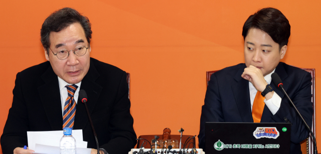 개혁신당 이낙연 공동대표가 19일 국회에서 최고위원회의를 하고 있다. 오른쪽은 이준석 공동대표. 연합뉴스