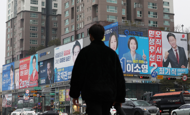 제22대 국회의원 선거를 51일 앞둔 19일 경기도 의왕시 한 상가 건물에 의왕·과천 선거구 예비후보들의 대형 현수막이 걸려 있다. 연합뉴스