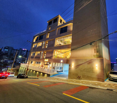 부산 동구 좌천동 산복도로에 들어선 대형 카페 아브니르. 여근섭 제공