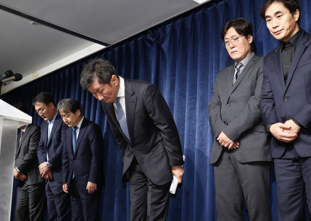 한국 축구 국가대표팀 사안 관련 임원회의를 마친 정몽규 대한축구협회장이 16일 오후 서울 종로구 축구회관에서 회의 결과를 발표한 뒤 고개 숙여 인사하고 있다. 연합뉴스