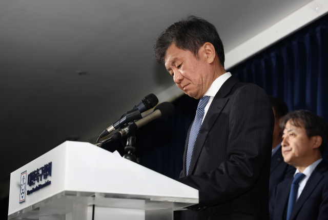 한국 축구 국가대표팀 사안 관련 임원회의를 마친 정몽규 대한축구협회장이 16일 오후 서울 종로구 축구회관에서 회의 결과를 발표하고 있다. 연합뉴스