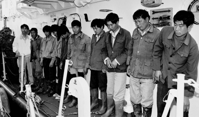 지난 1996년 제주도 마라도 인근 해상에서 조업 중이던 우리 어선에 도끼를 들고 강제 승선해 어획물과 무선통신 장비를 강탈하고 달아나던 중국 선원들이 해경에 붙잡힌 모습. 연합뉴스
