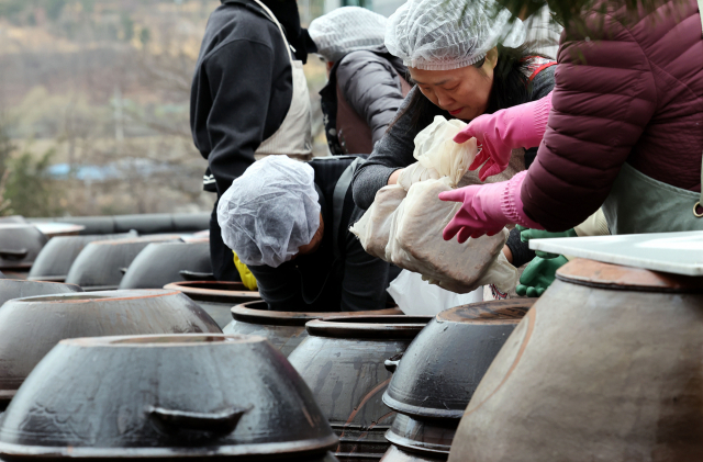 20일 오전 부산 기장군 기장군농업기술센터 장독대에서 전통장류과정 수강생들이 장을 담그고 있다. 정종회 기자 jjh@