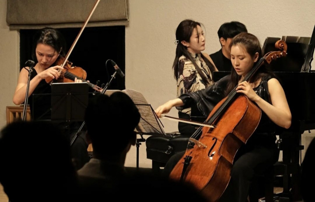 오는 27일 열리는 금정문화회관의 ‘11시 브런치 콘서트’에 출연할 연주자들. 바이올리니스트 윤은솔, 첼리스트 박유신, 피아니스트 임현진의 연주 모습. 금정문화회관 제공