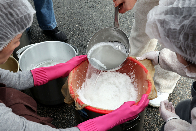20일 오전 부산 기장군 기장군농업기술센터에서 전통장류과정 수강생들이 장을 담그기 전 소금물을 만들고 있다. 정종회 기자 jjh@