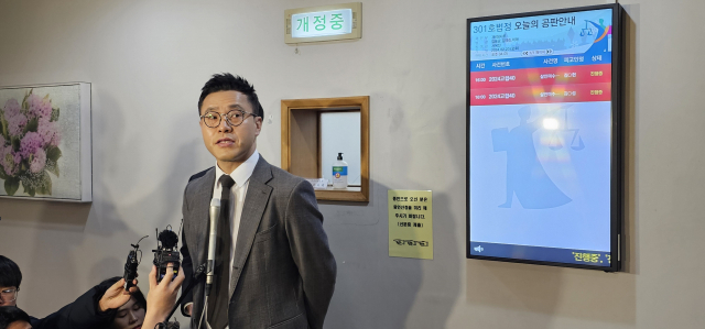 20일 부산지법 형사6부는 더불어민주당 이재명 대표를 흉기로 습격한 김 모(67) 씨와 방조범 A(75) 씨에 대한 첫 공판준비기일을 진행했다. 김 씨의 법률 대리인 법무법인 PK 변준석 변호사가 공판이 끝난 뒤 인터뷰를 하고 있다. 김한수 기자 hangang@