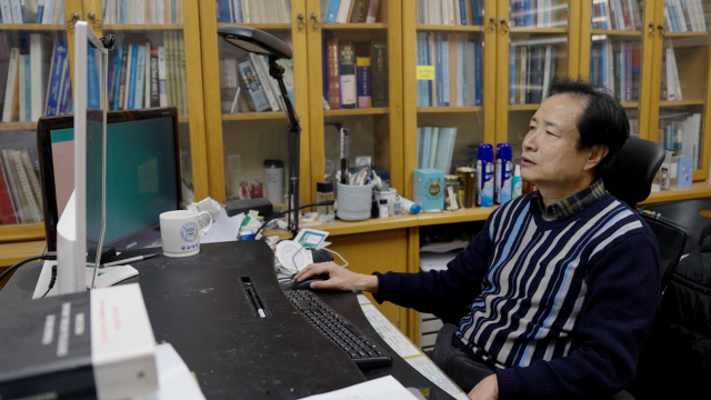 부산대 권혁철 교수가 자신의 연구실에서 ‘한국어 맞춤법·문법 검사기’를 점검하고 있다. 임지수 PD jisoo@