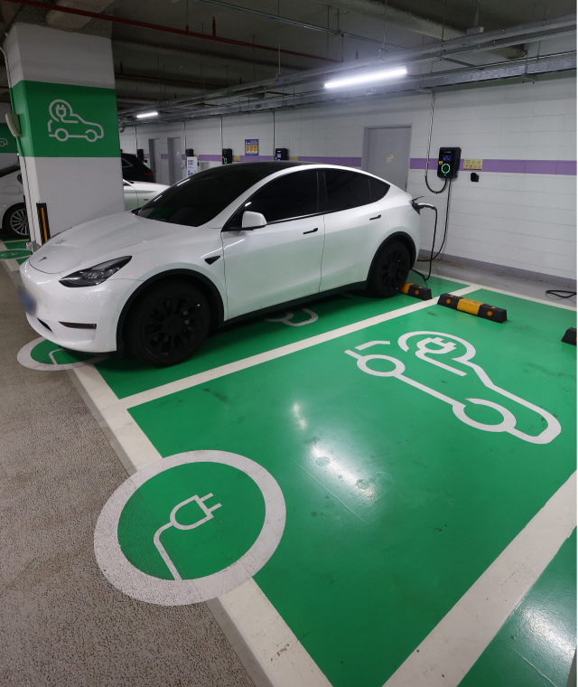 환경부가 올해 전기자동차 보급사업 보조금 업무처리 지침을 확정한 20일 서울의 한 전기차 주차장에 차량들이 주차돼 있다. 테슬라 모델Y RWD의 올해 보조금은 195만원으로 지난해 514만원에서 62.1% 줄었다. 연합뉴스