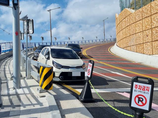 부산 영도구 태종대 해양힐링로에 평일인 지난 13일에도 차량들이 불법 주차해 있다. 김준현 기자 joon@busan.com