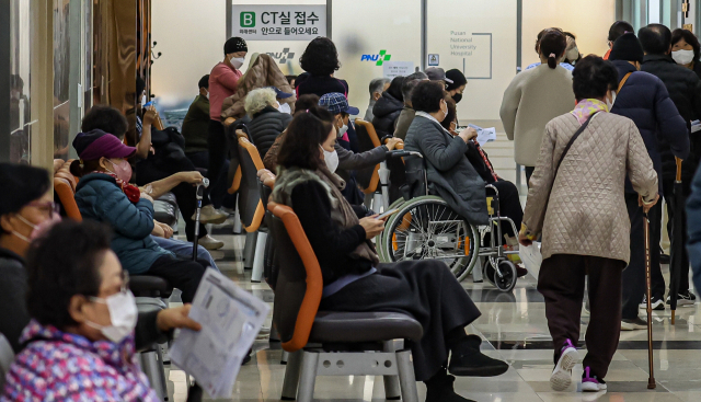 정부의 의과대학 정원 확대 방침에 반발해 대한전공의협의회(대전협)가 집단 행동을 시작한 20일 부산 서구 부산대학교병원에 환자와 보호자가 대기하고 있다. 김종진 기자 kjj1761@