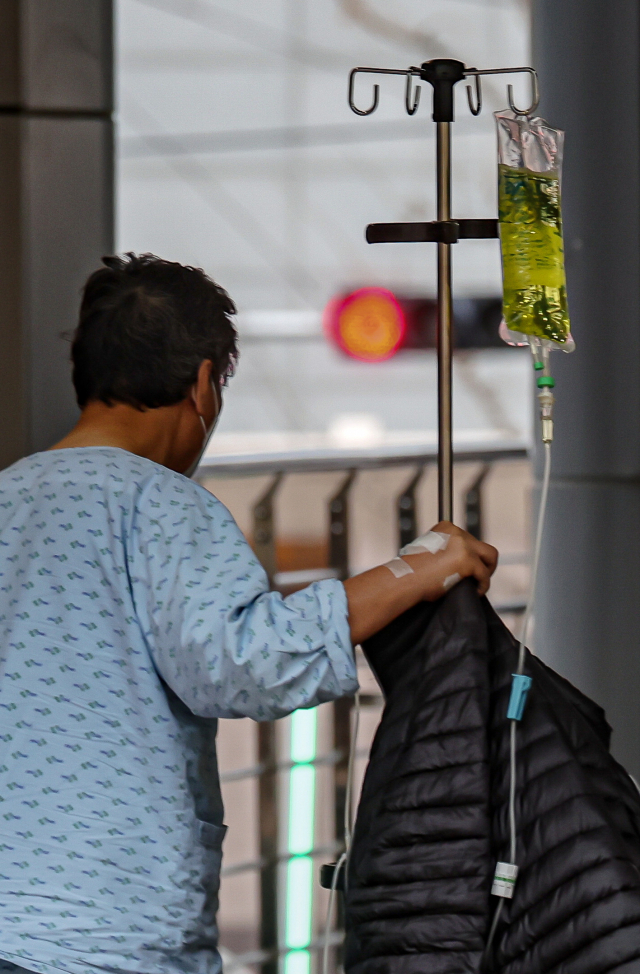 20일 부산 서구 부산대학교병원에서 환자가 이동하고 있다. 김종진 기자 kjj1761@