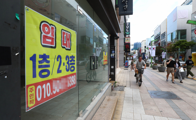 고금리와 고물가 등 영향으로 지난해 부산 지역 신설법인 수가 10년 전 수준에도 못 미치는 것으로 나타났다. 부산 중구 광복로의 한 상가에 임대 안내 현수막이 붙어 있다. 정대현 기자 jhyun@