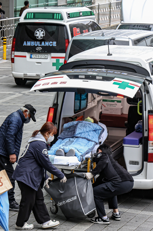 의대 정원 확대에 반발해 전공의협의회가 집단행동을 시작한 20일 부산 서구 부산대학교병원에서 한 환자가 다른 병원으로 전원 되기 위해 구급차에 태워지고 있다. 김종진 기자 kjj1761@