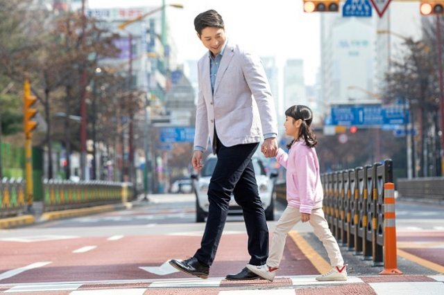 경제활동을 하지 않고 육아를 전담한 남성이 1만 6000명으로 역대 최대를 기록했다. 이미지투데이