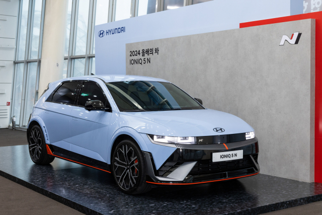 ‘2024 올해의 차’ 대상을 수상한 현대차의 ‘아이오닉 5 N’이 서울 서초구 반포 세빛섬 컨벤셜홀에 전시돼 있다..한국자동차기자협회 제공
