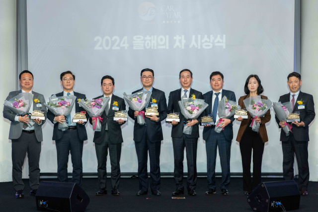 20일 오후 서울 서초구 반포 세빛섬에서 한국자동차기자협회 주최로 열린 ‘2024 올해의 차’ 시상식에서 올해의 차 8개 부문에서 각각 수상한 자동차 브랜드 소속 임원들이 포즈를 취하고 있다.한국자동차기자협회 제공