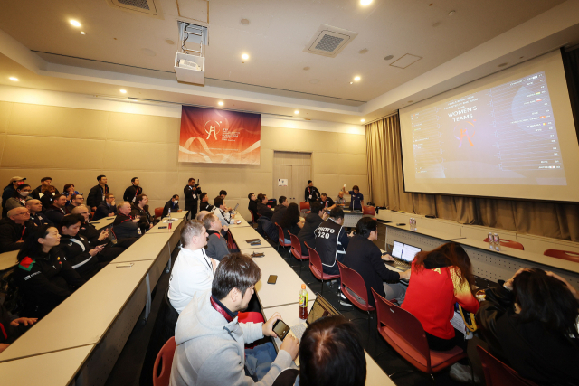 20일 밤 늦게 시작된 ‘BNK부산은행 2024 부산세계탁구선수권대회’ 토너먼트전 추첨 현장에서 참가국 관계자들이 추첨 결과에 주의를 기울이고 있다. 부산세계탁구선수권 조직위 제공