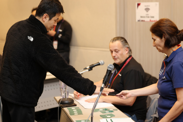 21일 자정 한국 탁구 남자대표팀 주세혁 감독이 ‘BNK부산은행 2024 부산세계탁구선수권대회’ 토너먼트전 추첨에 참여하고 있다. 부산세계탁구선수권 조직위 제공