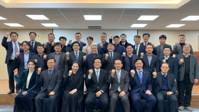 20일 부산 중구 팬스타크루즈플라자 빌딩에서 열린 2024 세계해양포럼(WOF) 기획위원회 발대식 겸 1차 회의에서 참석자들이 파이팅을 외치고 있다. WOF 사무국 제공