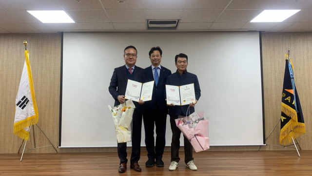 20일 부산 중구 팬스타크루즈플라자 빌딩에서 열린 2024 세계해양포럼(WOF) 기획위원회 발대식 겸 1차 회의에서 김강식 해양환경공단 해양환경교육원장, 이오 한국선급 미래전략팀 차장이 부산시장 표창을 받은 뒤 기념사진을 찍고 있다.