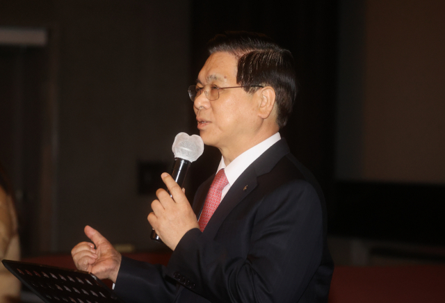 이영훈 서울 여의도순복음교회 담임목사가 지난 16일 여의도 CGV에서 열린 ‘건국전쟁’ 무대인사에서 인사말을 하고 있다. 연합뉴스