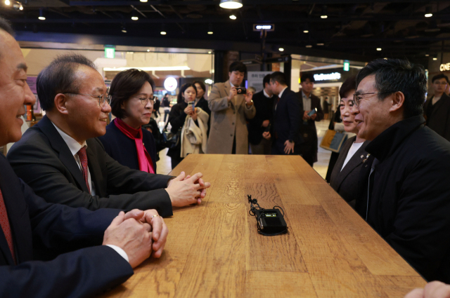 국민의힘 윤재옥 원내대표가 지난 14일 서울 여의도 한 영화관에서 ‘건국전쟁’ 관람에 앞서 김덕영 감독과 대화하고 있다. 연합뉴스