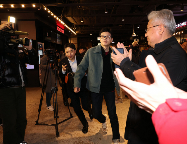 한동훈 국민의힘 비상대책위원장이 지난 12일 서울 여의도 한 영화관에서 ‘건국전쟁’ 관람을 마친 뒤 영화관을 나서고 있다. 연합뉴스