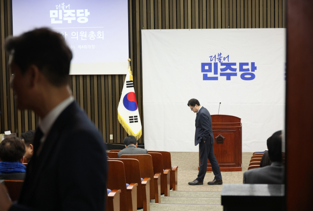 더불어민주당 홍익표 원내대표가 21일 국회에서 열리는 의원총회에서 동료 의원들을 기다리고 있다. 연합뉴스 제공.