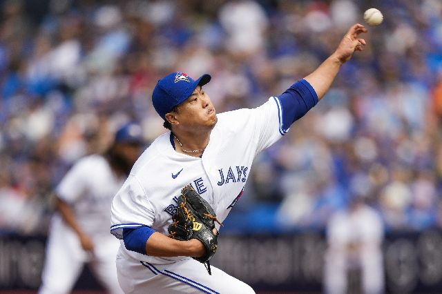 지난 시즌 메이저리그 토론토 블루제이스에서 뛴 류현진이 지난해 9월 보스턴 레드삭스와 홈 경기 1회에 역투를 하고 있다. AP연합뉴스