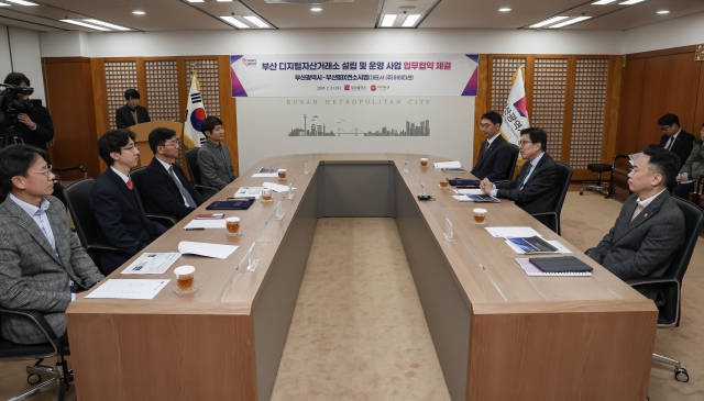 21일 오후 부산시청 7층 국제의전실에서 박형준 부산시장과 아이티센 강진모 회장이 참석한 가운데 부산디지털자산거래소 설립 및 운영 사업 업무협약식이 열렸다. 김종진 기자 kjj1761@