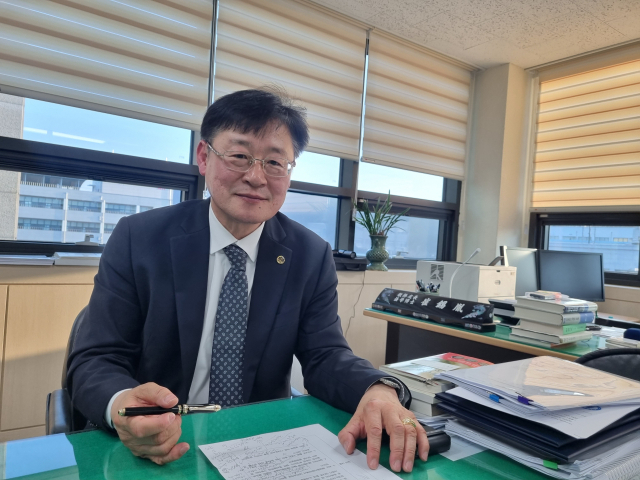 지난 13일 부산 영도구 한국해양대에서 만난 해양경찰학부 최석윤 교수는 “한국해양형사·법무정책연구센터는 해양법무 역량을 부산에 집결하고 해양산업의 기반을 탄탄히 하는 계기가 될 것”이라고 말했다.