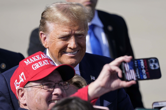 20일(현지시간) 도널드 트럼프 전 대통령이 웃으며 지지자와 셀카를 찍고 있다. AP연합뉴스