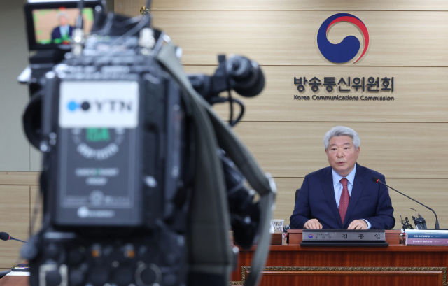 정부가 단통법 폐지 이전에 관련 시행령 손질에 나선다. 김홍일 방송통신위원장이 지난 7일 회의를 주재하고 있다. 연합뉴스