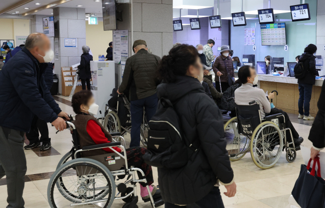 전공의들의 집단행동 이틀째인 21일 부산 서구 부산대학교병원 외래 진료 접수·수납 창구 앞에 많은 환자들이 대기하고 있다. 정종회 기자 jjh@