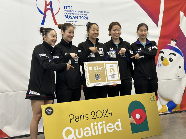 지난 21일 ‘BNK부산은행 2024 부산세계탁구선수권대회’ 16강전에서 브라질을 꺾고 8강에 진출하며 2024 파리올림픽 출전권을 획득한 한국 여자대표팀 전지희·이시온·신유빈·이은혜·윤효빈(왼쪽부터)이 기념 촬영을 하고 있다. 이대진 기자