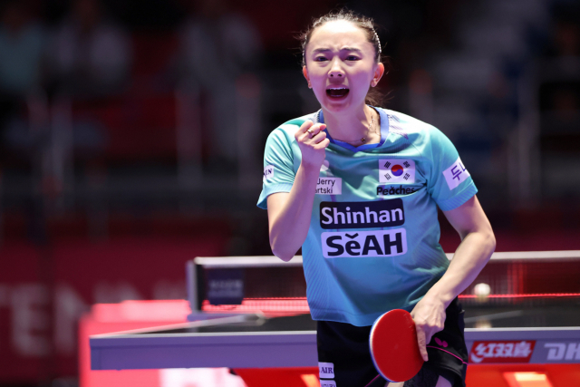 한국 탁구 여자대표팀 전지희가 지난 21일 ‘BNK부산은행 2024 부산세계탁구선수권대회’ 16강전에서 브라질을 상대로 득점한 뒤 주먹을 불끈 쥐고 있다. 부산세계탁구선수권 조직위 제공