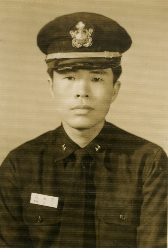 충남함에서 근무했던 해군 중위 시절의 필자. 김종찬 제공
