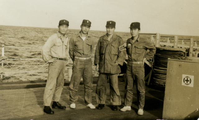 충남함에 근무하던 해군 복무 시절 필자(맨 오른쪽)가 동료들과 선상에서 찍은 사진. 김종찬 제공