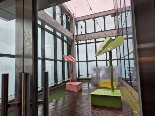 부산 해운대구 엘시티 99층 전망대에 위치한 약 3m 높이의 강화유리 외벽 기둥. 해운대경찰서 제공