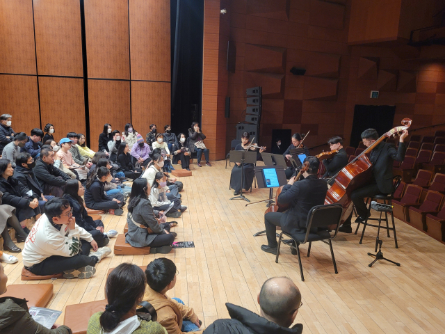 해운대문화회관이 오는 27일 해운홀에서 100명 한정 관객으로 ‘온 스테이지 콘서트(On Stage Concert)’를 연다. 사진은 지난달 온 스테이지 콘서트 모습. 해운대문화회관 제공