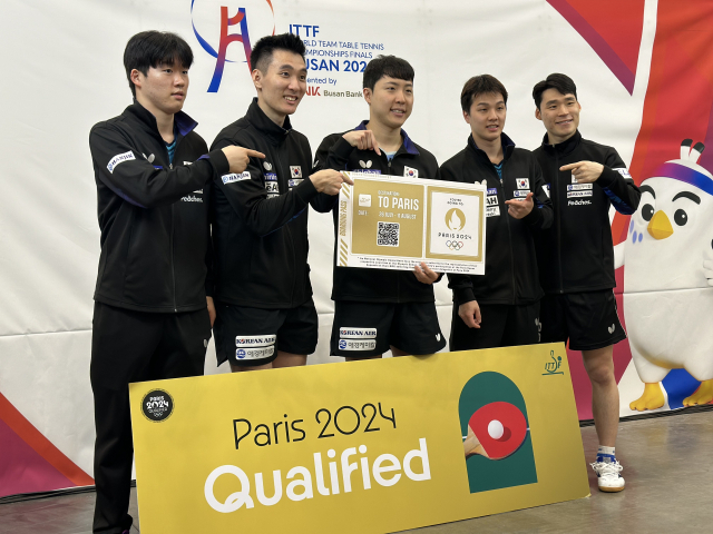 지난 21일 ‘BNK부산은행 2024 부산세계탁구선수권대회’ 16강전에서 인도를 꺾고 8강에 진출하며 2024 파리올림픽 출전권을 획득한 한국 남자대표팀 박규현·이상수·임종훈·안재현·장우진(왼쪽부터)이 기념 촬영을 하고 있다. 이대진 기자