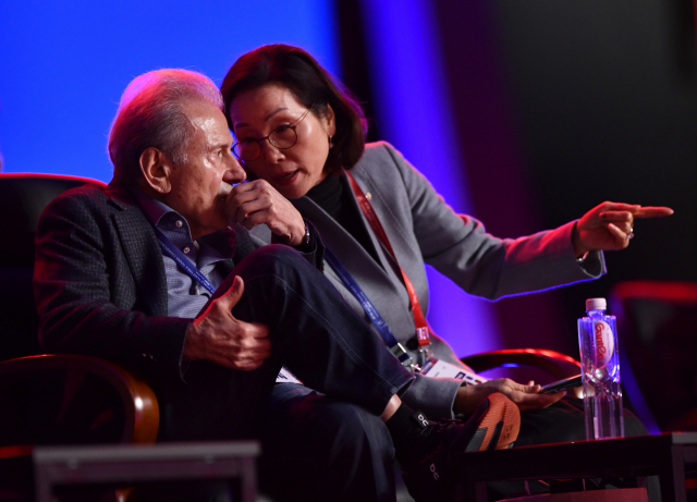 ‘BNK부산은행 2024 부산세계탁구선수권대회’에서 한국 선수단을 후원한 제리 월스키(왼쪽) 씨가 벡스코 메인경기장에서 한국팀 경기를 관전하고 있다. 부산세계탁구선수권 조직위 제공