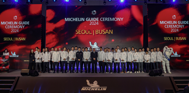 미쉐린 가이드 서울&부산 2024 레스토랑 셀렉션 발표가 열린 22일 부산 해운대구 시그니엘 호텔에서 스타 레스토랑으로 선정된 쉐프들이 기념촬영을 하고 있다. 올해는 부산이 첫 발간 도시로 합류했다. 서울 177곳, 부산 43곳 레스토랑이 이름을 올렸다. 부산은 1스타 레스토랑 3곳을 비롯해 총 43곳의 레스토랑이 미쉐린 가이드에 합류했다. 김종진 기자 kjj1761@