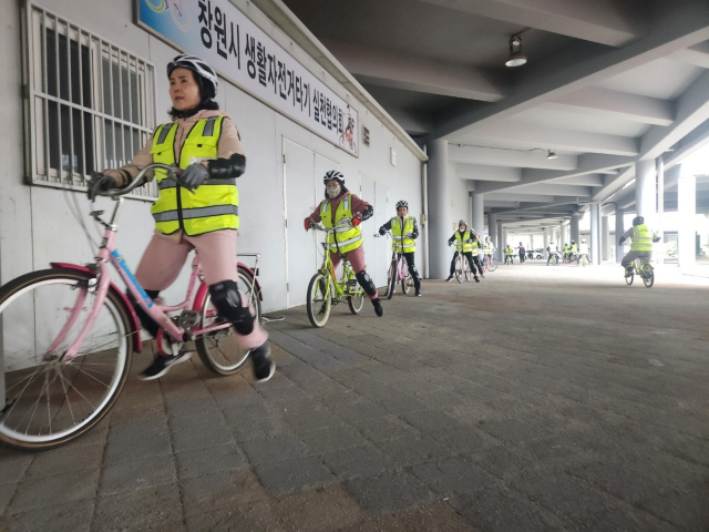 21일 경남 창원시 성산구 중앙동 창원레포츠파크 자전거문화센터 인근 처마 밑에서 무료 자전거교육이 열리고 있다. 강대한 기자