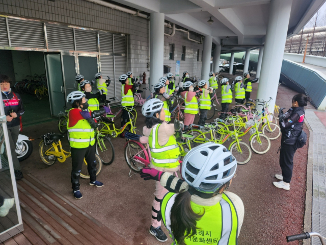 21일 경남 창원시 성산구 중앙동 창원레포츠파크 자전거문화센터 앞에서 자전거 교육생 20여 명이 스트레칭하고 있다. 강대한 기자